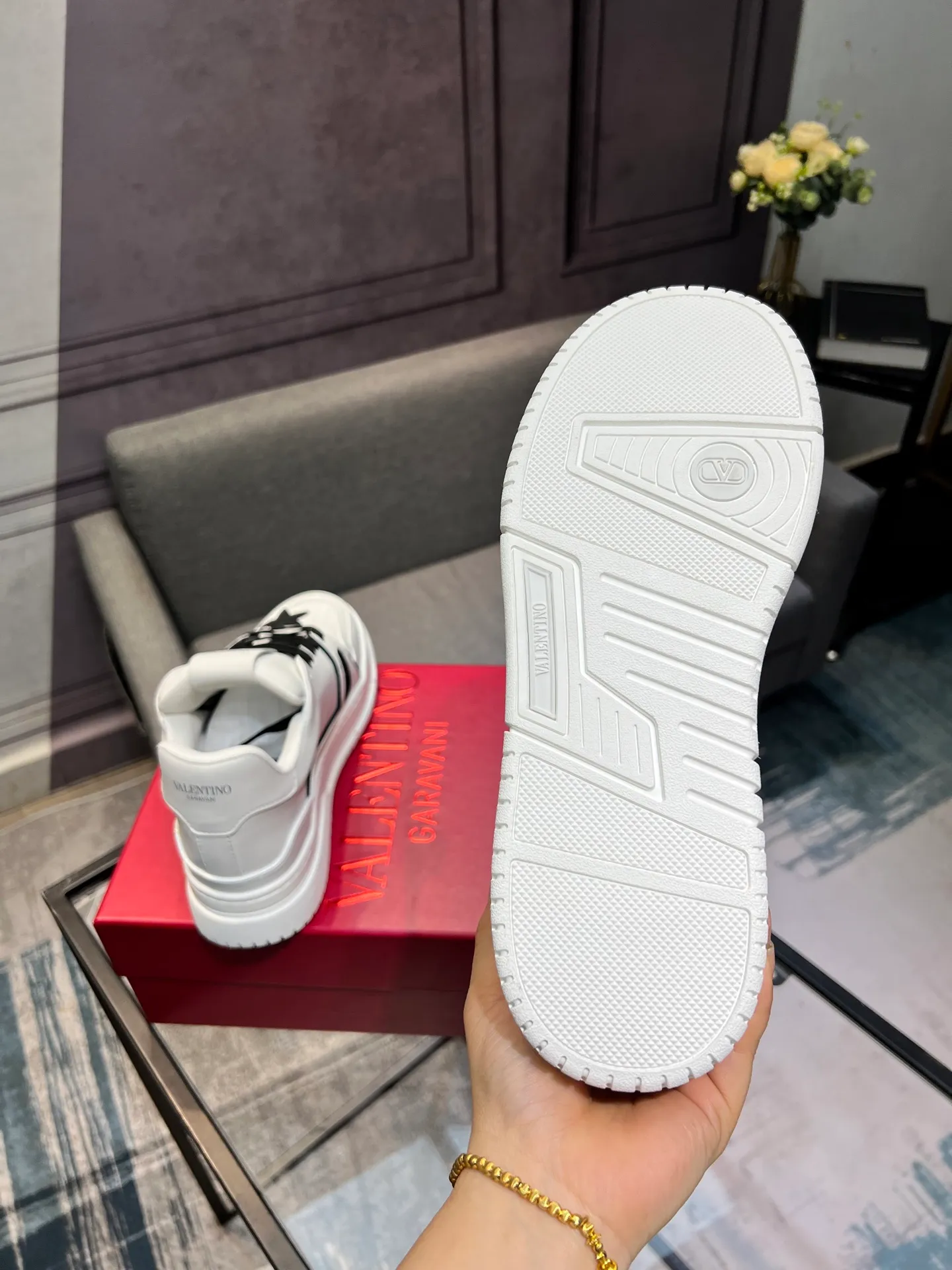 Men's Men's Shoes 💰660 Valentino 2023 early autumn new star shoes are now online! Wang Hedi and Ren Jialun have been worn by many celebrities. Who can refuse the same couple shoes as Wang Hedi! The design of Stars Stab My Heart is cool and spicy. The material of the shoes is cowhide, and every color is beautiful! Size 35-40, men’s size 39-44 (women’s 41, men’s 38, 45🉑️customized)